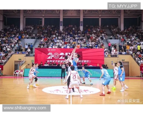 武汉篮球队在全国锦标赛中以78分稳居积分榜首位,展现强劲实力